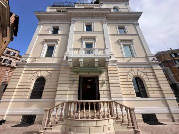 Palazzo / Stabile in vendita a Roma RM