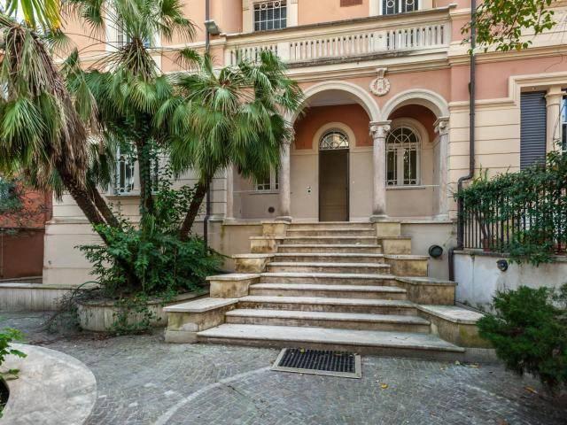 Palazzo / Stabile in vendita a Roma RM
