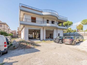 Palazzo / Stabile in vendita a Roma RM