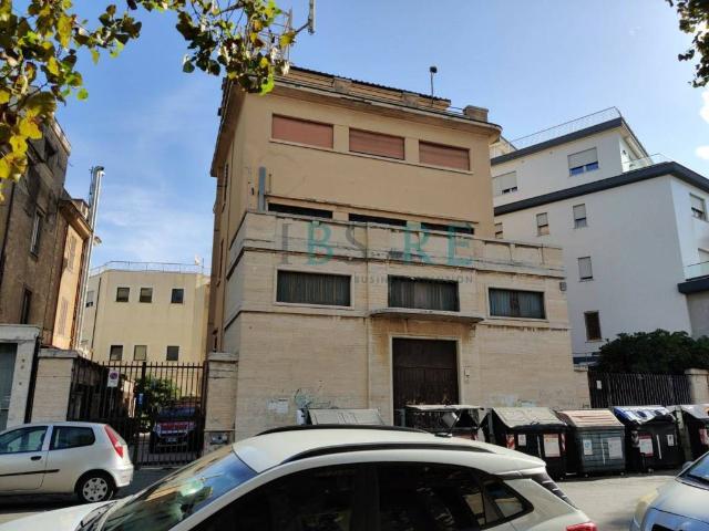 Palazzo / Stabile in vendita a Roma RM