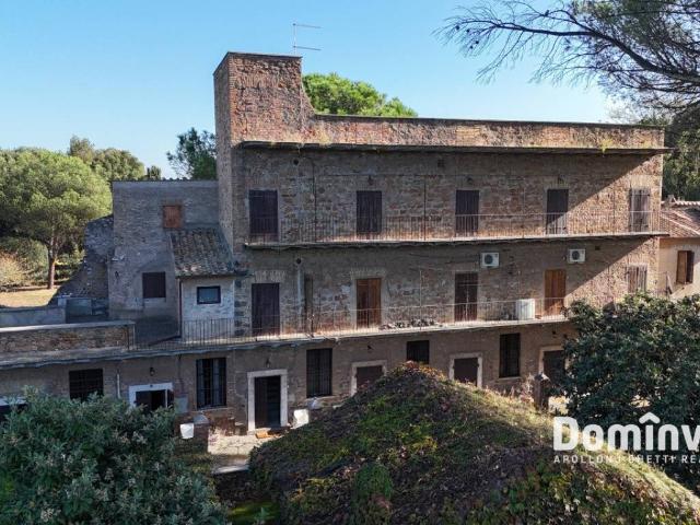 Palazzo / Stabile in vendita a Roma RM