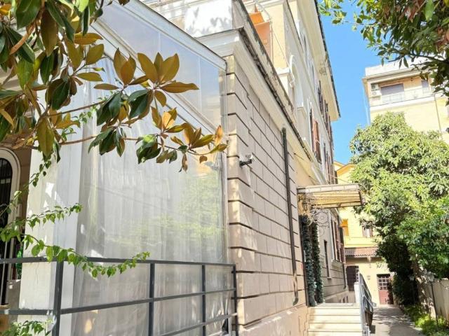 Palazzo / Stabile in vendita a Roma RM