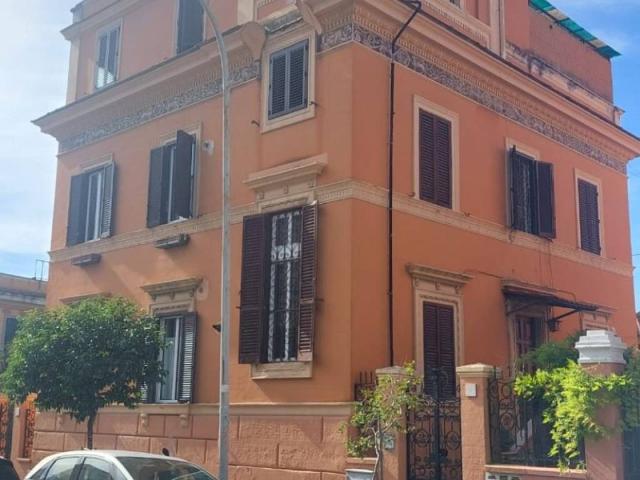 Palazzo / Stabile in vendita a Roma RM
