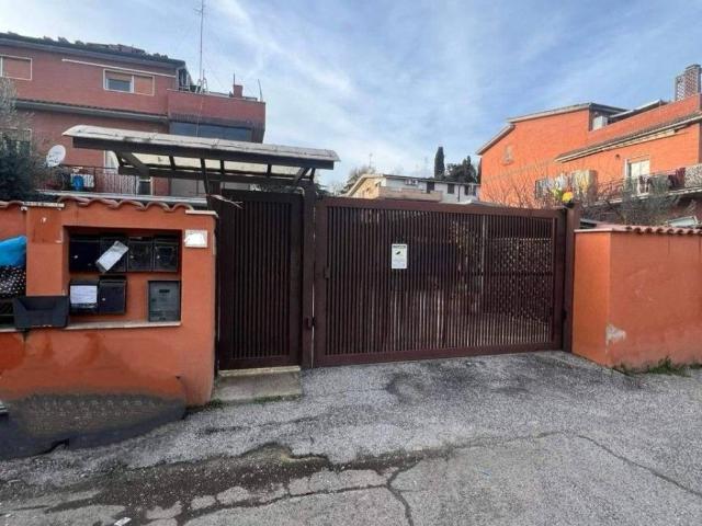 Palazzo / Stabile in vendita a Roma RM