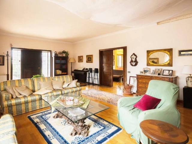 Palazzo / Stabile in vendita a Roma RM