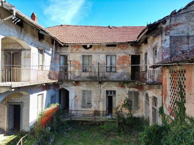 Palazzo / Stabile in vendita a Romagnano Sesia NO