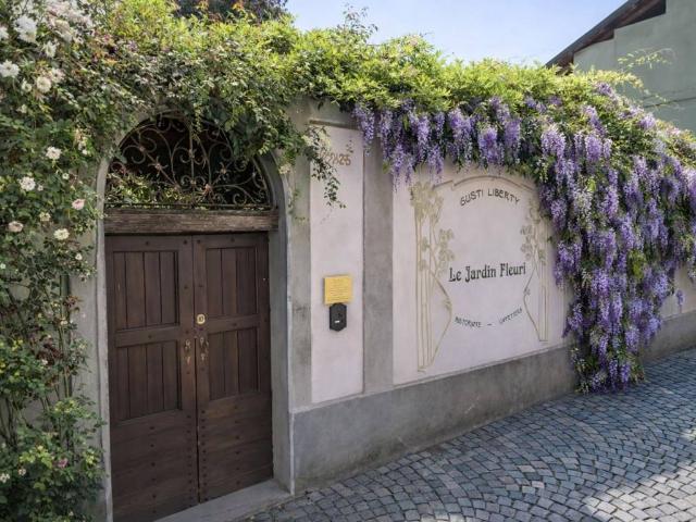 Palazzo / Stabile in vendita a Romano Canavese TO