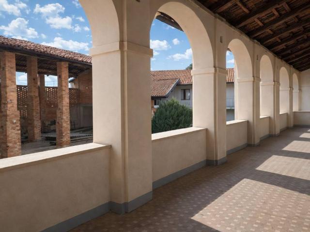 Palazzo / Stabile in vendita a Romano Canavese TO