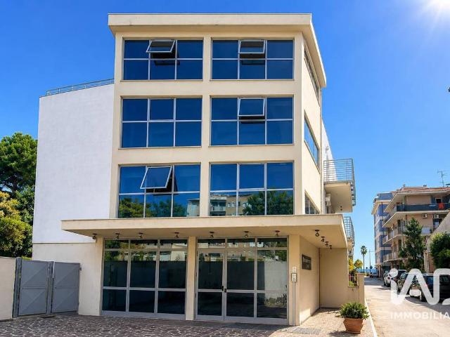Palazzo / Stabile in vendita a Roseto degli Abruzzi TE