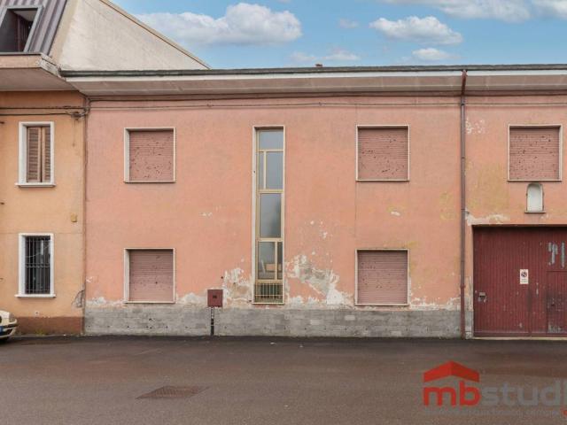 Palazzo / Stabile in vendita a Rovello Porro CO
