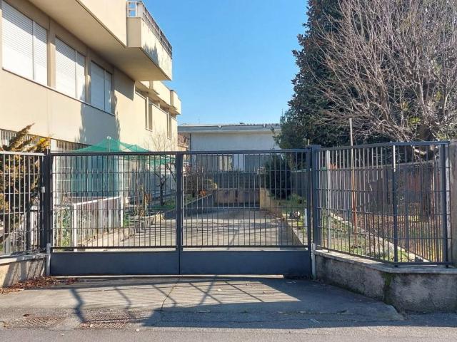 Palazzo / Stabile in vendita a Samarate VA