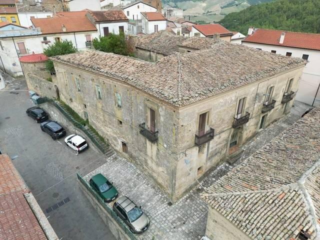Palazzo / Stabile in vendita a San Giorgio Lucano MT