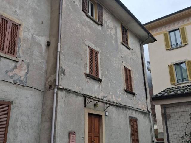 Palazzo / Stabile in vendita a San Pellegrino Terme BG