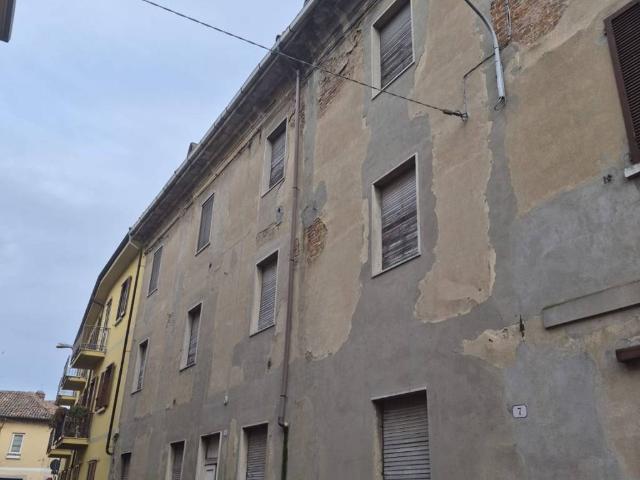 Palazzo / Stabile in vendita a Sannazzaro de' Burgondi PV
