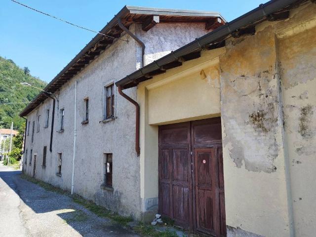 Palazzo / Stabile in vendita a Sangiano VA