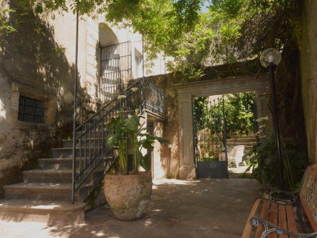 Palazzo / Stabile in vendita a Sant'Andrea Apostolo dello Ionio CZ