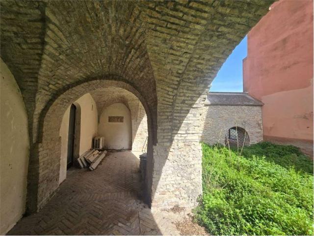 Palazzo / Stabile in vendita a Sant'Omero TE