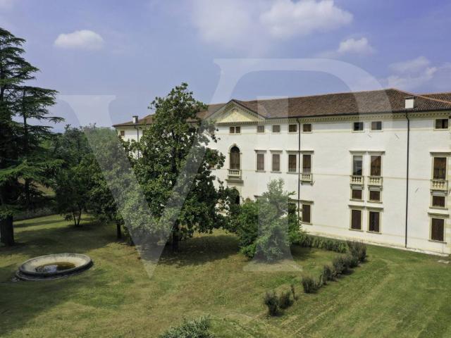 Palazzo / Stabile in vendita a Sarcedo VI