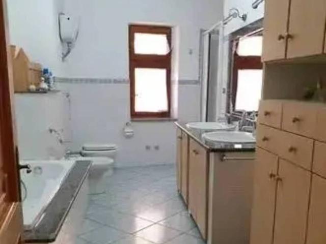 Palazzo / Stabile in vendita a Scandale KR