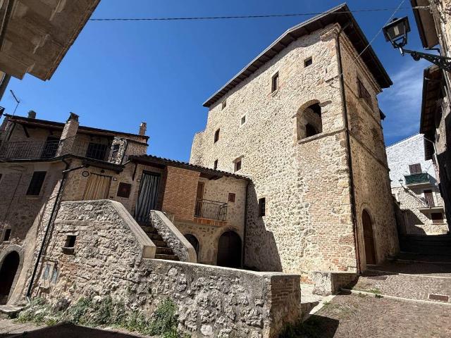 Palazzo / Stabile in vendita a Scurcola Marsicana AQ