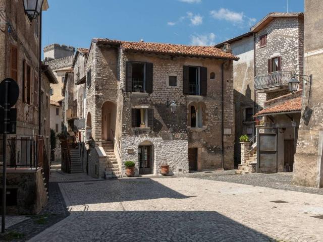 Palazzo / Stabile in vendita a Sermoneta LT