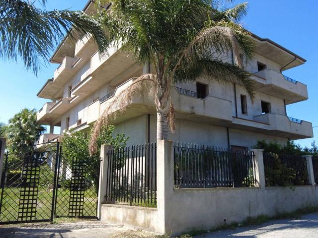 Palazzo / Stabile in vendita a Siderno RC