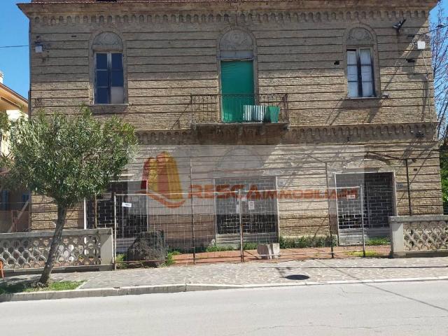 Palazzo / Stabile in vendita a Silvi TE