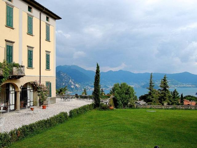 Palazzo / Stabile in vendita a Solto Collina BG