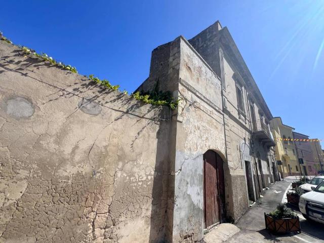 Palazzo / Stabile in vendita a Sorso SS