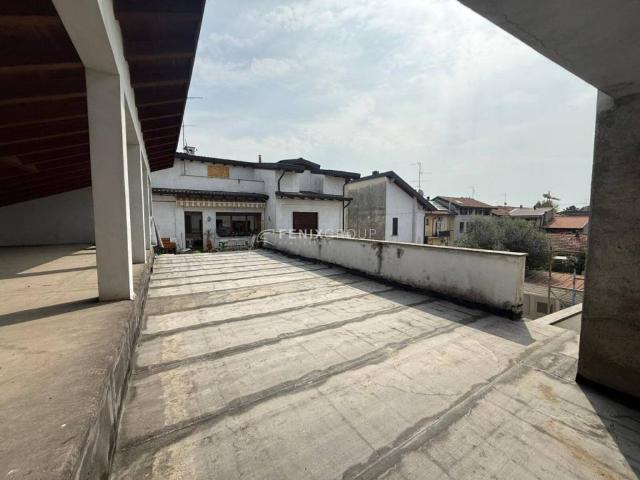 Palazzo / Stabile in vendita a Sovico MB