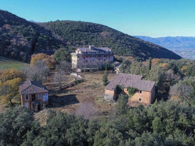 Palazzo / Stabile in vendita a Spoleto PG