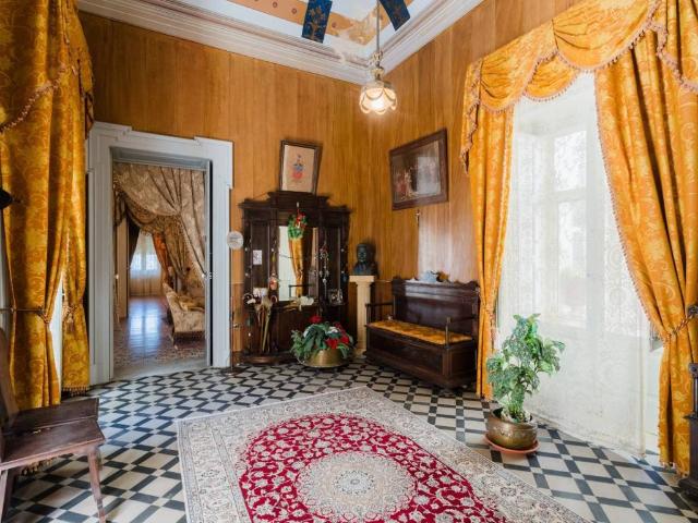 Palazzo / Stabile in vendita a Squinzano LE