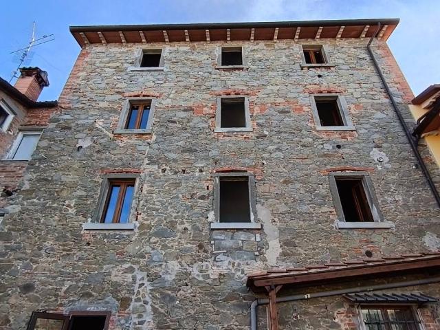 Palazzo / Stabile in vendita a Tuoro sul Trasimeno PG