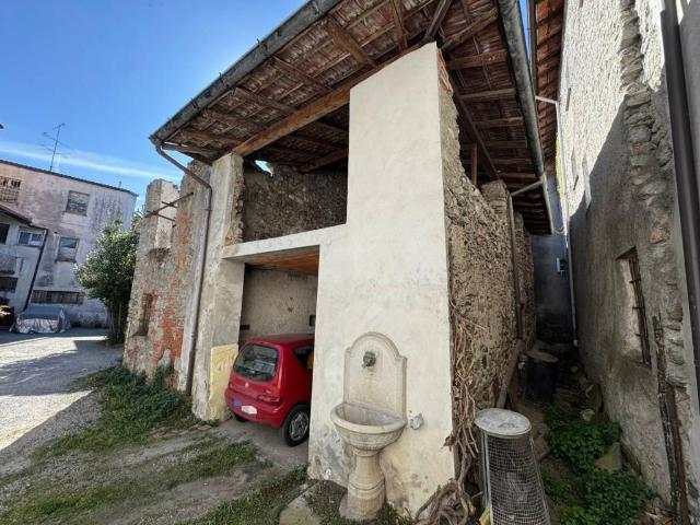 Palazzo / Stabile in vendita a Taino VA