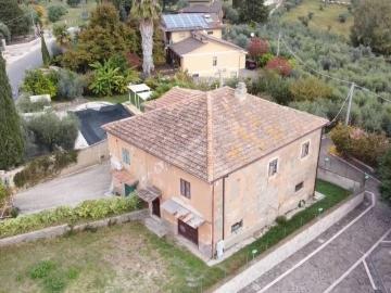 Palazzo / Stabile in vendita a Tarano RI