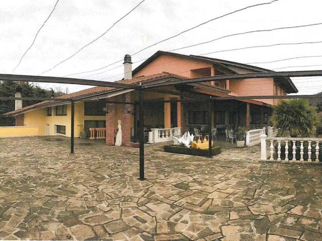 Palazzo / Stabile in vendita a Teolo PD