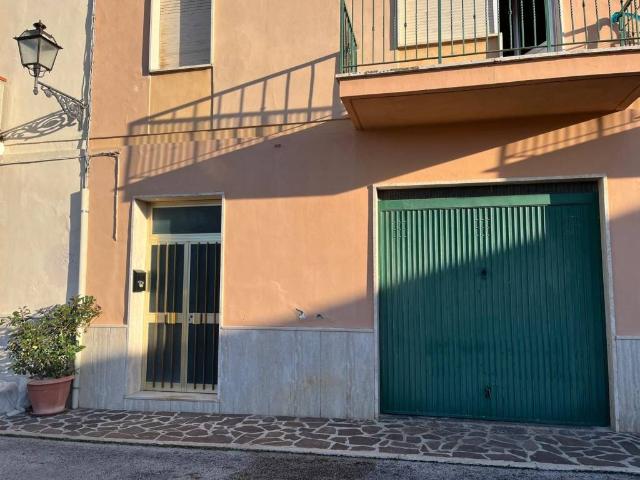 Palazzo / Stabile in vendita a Teramo TE