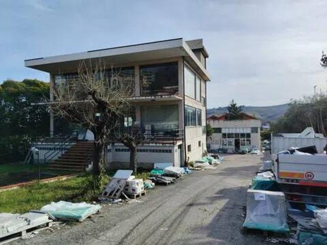 Palazzo / Stabile in vendita a Teramo TE