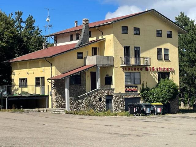 Palazzo / Stabile in vendita a Tizzano Val Parma PR