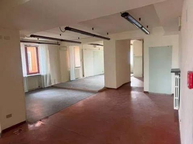 Palazzo / Stabile in vendita a Tizzano Val Parma PR