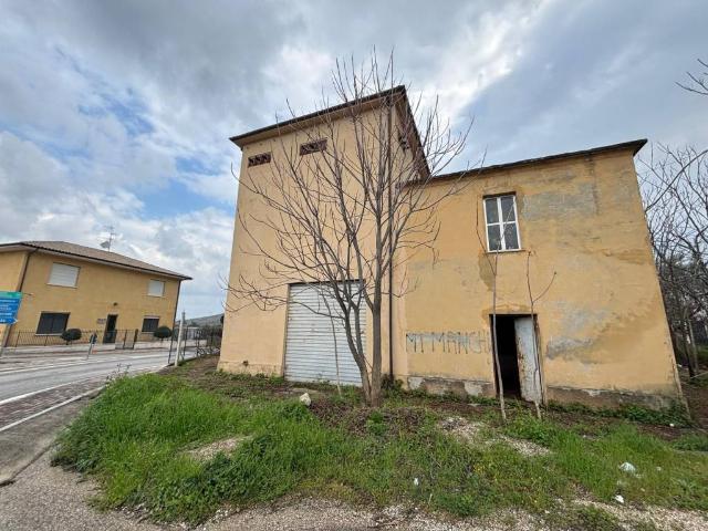 Palazzo / Stabile in vendita a Tocco da Casauria PE