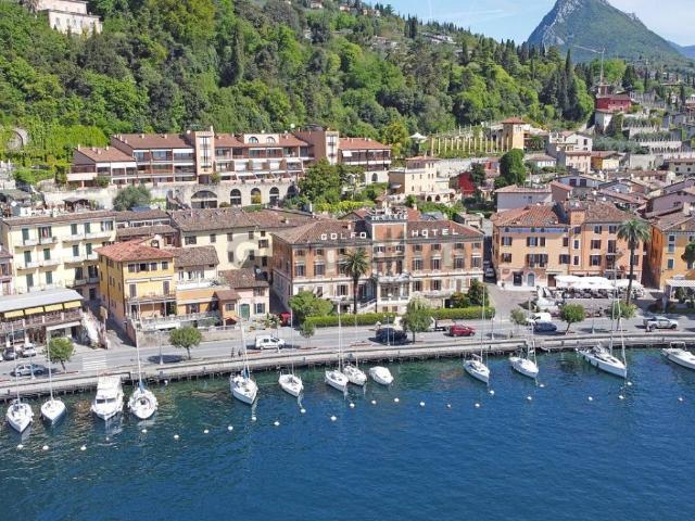 Palazzo / Stabile in vendita a Toscolano Maderno BS