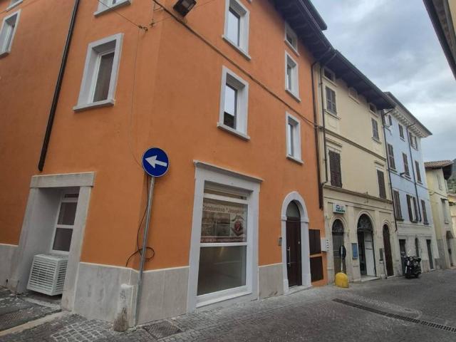 Palazzo / Stabile in vendita a Toscolano Maderno BS