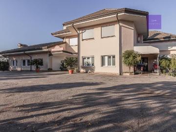 Palazzo / Stabile in vendita a Torreglia PD