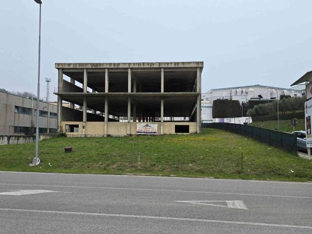 Palazzo / Stabile in vendita a Tortoreto TE