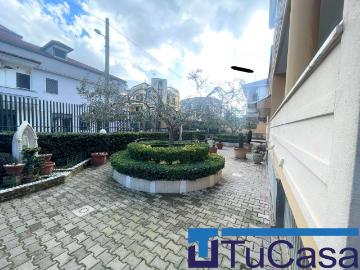 Palazzo / Stabile in vendita a Trentola Ducenta CE