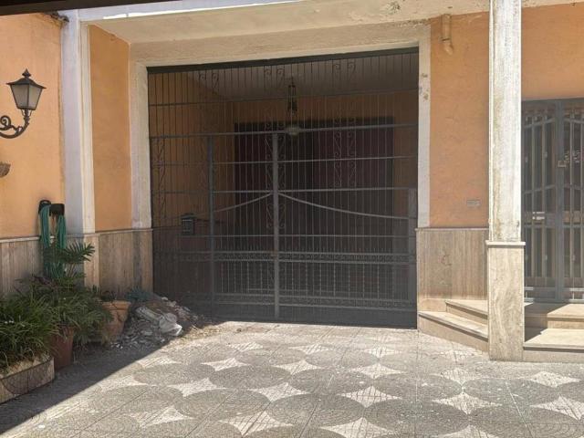 Palazzo / Stabile in vendita a Trentola Ducenta CE