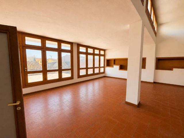 Palazzo / Stabile in vendita a Uta CA