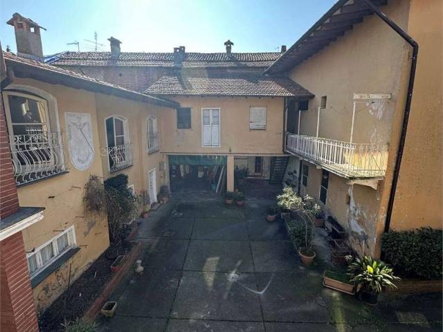 Palazzo / Stabile in vendita a Varallo Pombia NO