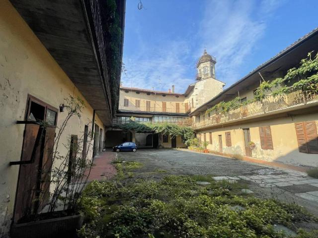 Palazzo / Stabile in vendita a Varallo Pombia NO